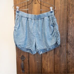 Thread & Supply Blue Chambray Look Dolphin Hem Abstract Print Shorts Medium